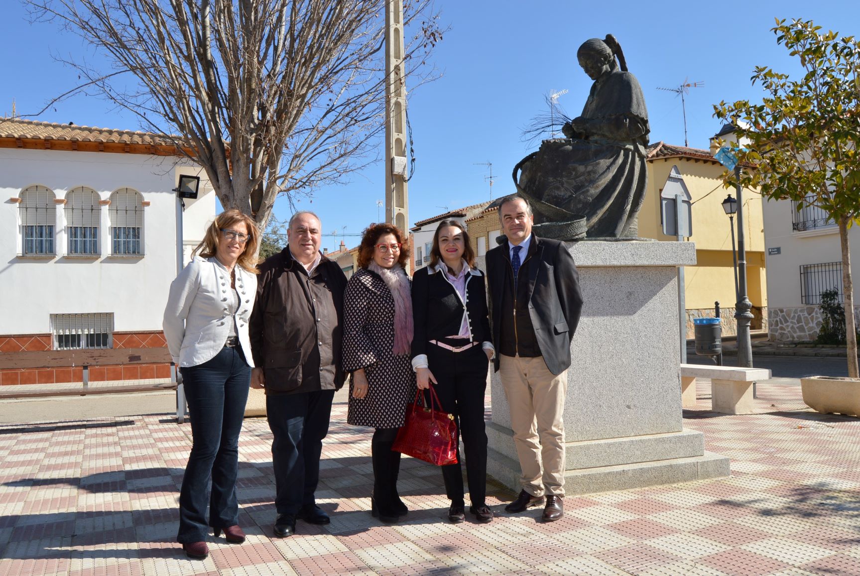 Gregorio Tirado Riolobos y Alía y alcaldesa de El Romeral junto escultura mujer pleitera 150220web